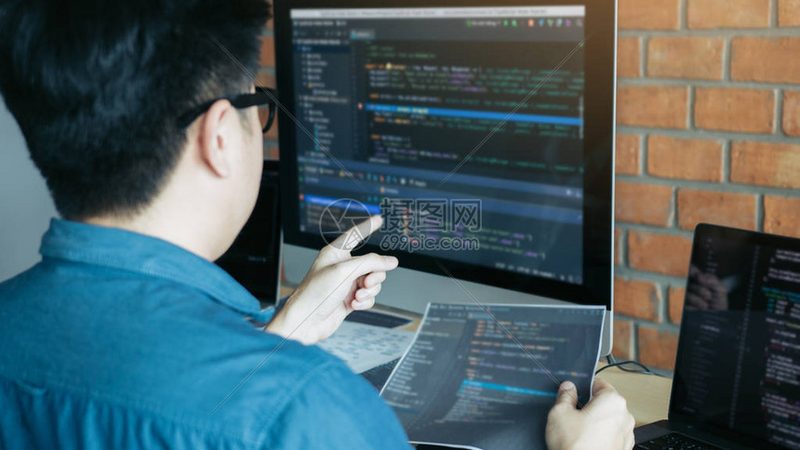 选择定制软件公司时，首先要考察其技术实力。可以从以下几个方面进行评估：